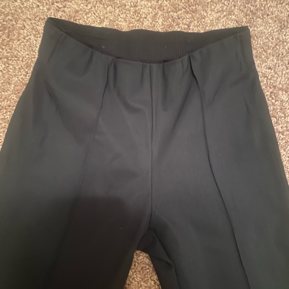 Athleta crop pants in excellent pre owned condition. - Picture 6 of 8